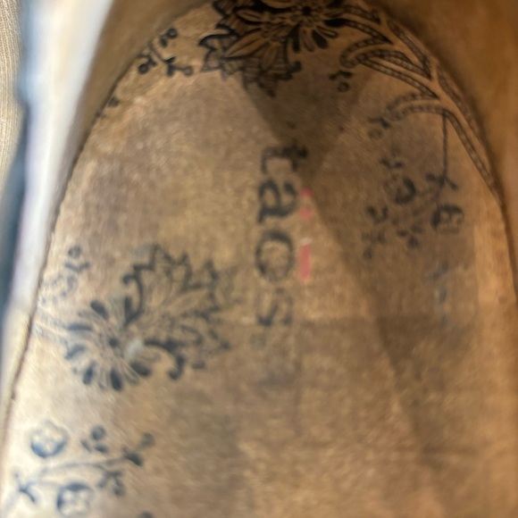 TAOS Sz 9.5 Pewter Colourway Leather Mary Jane Style Velcro Closure Shoes - Picture 4 of 10